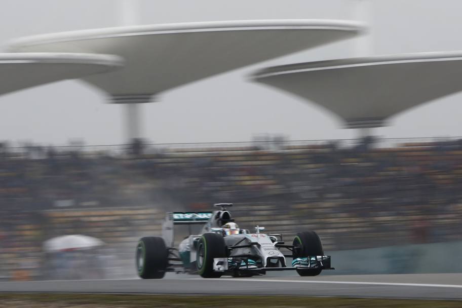 Hamilton sfreccia verso la pole del GP di Cina. Reuters